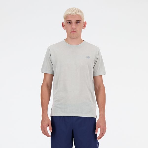 Koszulka męska New Balance MT41253AG – szara. Szare koszulki sportowe męskie New Balance, m, bez wzorów, z materiału, bez ramiączek, do biegania. Za 199.99 zł.