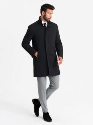 Dopasowany strukturalny męski płaszcz z wysokim kołnierzem – czarny V1 OM-COWC-0117 - L. Czarne płaszcze męskie Ombre Clothing, l, z aplikacjami, z materiału, eleganckie, bez kołnierzyka, bez kaptura. Za 311.99 zł.