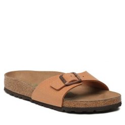 Klapki Birkenstock. Brązowe klapki damskie Birkenstock, bez wzorów, bez obcasa, bez zapięcia. Za 319.99 zł.