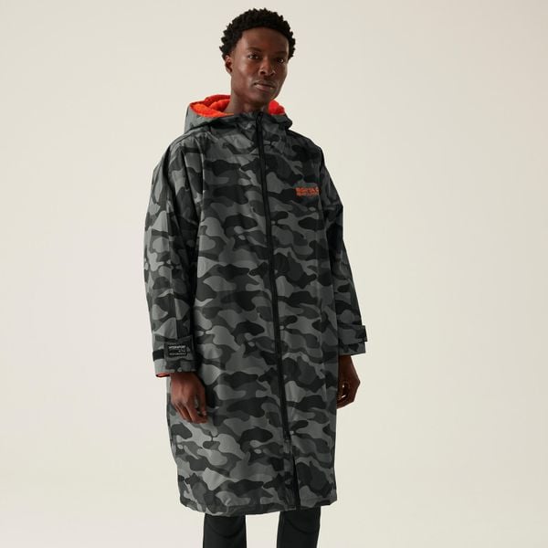 Wodoodporny szlafrok do przewijania dla dorosłych unisex. Brązowe płaszcze damskie Regatta, m, bez wzorów, bez ramiączek, bez kaptura. W wyprzedaży za 247.49 zł.