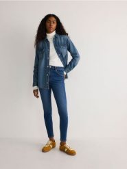 Jeansy slim fit z wysokim stanem - granatowy. Niebieskie jeansy damskie Reserved, bez wzorów, z bawełny, z podwyższonym stanem. W wyprzedaży za 79.99 zł.