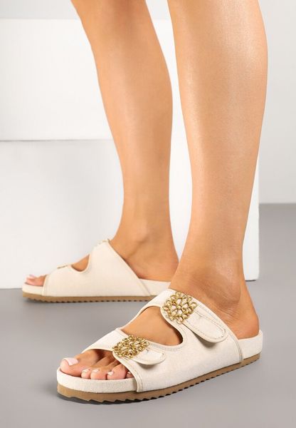 Beżowe Klapki Vices z Metaliczną Ozdobą i Dwoma Paskami Maithiana. Brązowe klapki damskie Born2be, na lato, z aplikacjami, klasyczne, bez obcasa, na płaskiej podeszwie, bez zapięcia. Za 89.99 zł.