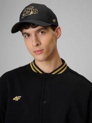 4F Czapka z daszkiem snapback uniseks 4F x Bartosz Zmarzlik - czarna L/XL. Czarne czapki damskie 4F, bez wzorów, z bawełny, klasyczne. Za 119.99 zł.