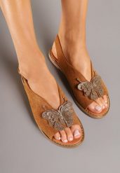 Brązowe Sandały z Ekozamszu Zdobione Cyrkoniami i Aplikacją z Motylem Falevelith. Brązowe sandały damskie Renee, z aplikacjami, bez obcasa, na płaskiej podeszwie, bez zapięcia. Za 79.99 zł.