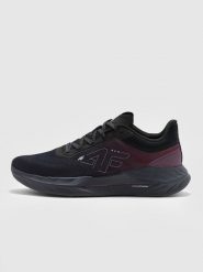 4F Buty do biegania EVRD4Y męskie - fioletowe 40. Fioletowe buty sportowe męskie 4F, bez wzorów, z nylonu, bez zapięcia, do biegania. W wyprzedaży za 199.99 zł.