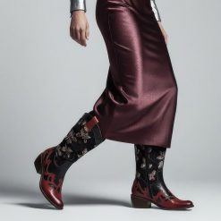 Kozaki damskie Laura Vita, wysoka cholewka skórzana zdobiona i na klocku zapinane na zamek, czerwone, SL1505-A9A. Czerwone kozaki damskie Laura Vita, z aplikacjami, z materiału, przed kolano, bez obcasa, na obcasie, bez zapięcia. Za 629.00 zł.