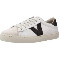 Tenisówki Victoria Model 1126142v Kolor Biały. Białe trampki i tenisówki damskie VICTORIA, bez wzorów, z tkaniny, bez zapięcia. W wyprzedaży za 254.50 zł.