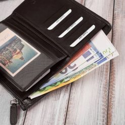 Paolo Peruzzi Duży portfel damski ciemnobrązowy handmade z ochroną RFID AY-08-BR. Brązowe portfele damskie Paolo Peruzzi. Za 153.82 zł.