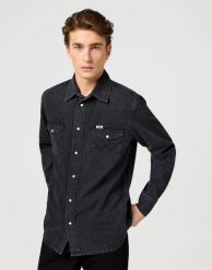 MESKA KOSZULA JEANSOWA WRANGLER WESTERN SHIRT RINSE BLACK 112362906. Czarne koszule męskie Wrangler, xl, bez wzorów, z jeansu, bez kołnierzyka, bez ramiączek. Za 169.99 zł.