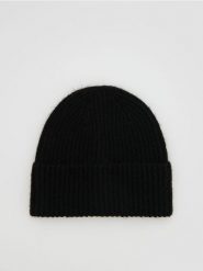 Prążkowana czapka beanie - czarny. Czarne czapki damskie Reserved, bez wzorów, prążkowane. Za 49.99 zł.