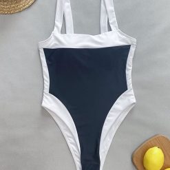 Jednoczęściowy strój kąpielowy minimalistyczny na plażę i basen Engelien. Czarne stroje kąpielowe damskie Intica, l, bez wzorów, z materiału. Za 159.00 zł.