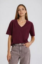 T-shirt z dekoltem w serek burgundowy. Czerwone t-shirty damskie MOODO, l, bez wzorów, z bawełny, bez kołnierzyka, bez ramiączek. Za 39.99 zł.