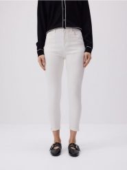 Jeansy slim push up - biały. Białe jeansy damskie Reserved, bez wzorów, z bawełny, z podwyższonym stanem. Za 89.99 zł.