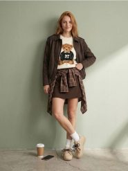 Dzianinowy sweter z motywem misia - kremowy. Białe swetry nierozpinane damskie Sinsay, l, bez wzorów, z dzianiny, bez kołnierzyka, bez ramiączek. Za 49.99 zł.