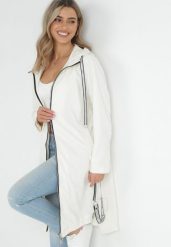 Jasnobeżowy Płaszcz za Kolano z Kapturem Katine. Brązowe płaszcze damskie Born2be, l, z aplikacjami, eleganckie, bez kołnierzyka, z kapturem. Za 259.99 zł.