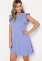 Fioletowa Letnia Sukienka Bawełniana z Falbankami Wokół Ramion Sasare. Fioletowe sukienki damskie Born2be, na lato, l, bez wzorów, z bawełny, bez kołnierzyka, bez ramiączek, mini, trapezowe. Za 49.99 zł.