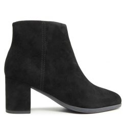 Botki Clarks. Czarne botki damskie Clarks, bez wzorów, bez obcasa, na słupku, bez zapięcia. Za 499.99 zł.