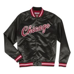 Lekka satynowa kurtka Chicago Bulls. Czarne kurtki sportowe męskie Mitchell & Ness, xl, bez wzorów, z satyny, bez kaptura, do koszykówki. Za 542.50 zł.