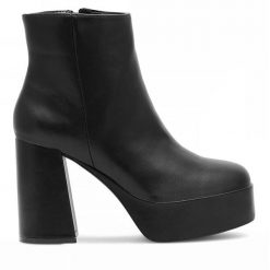 Botki Jenny Fairy. Czarne botki damskie Jenny Fairy, bez wzorów, bez obcasa, na słupku, bez zapięcia. Za 199.99 zł.