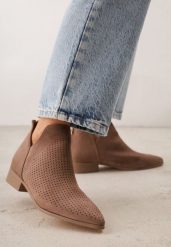 Brązowe Płaskie Botki Vices z Ażurową Cholewką Ozdobione Wycięciem Selanis. Brązowe botki damskie Renee, w ażurowe wzory, z jeansu, biznesowe, bez obcasa, na płaskiej podeszwie, bez zapięcia. Za 119.99 zł.