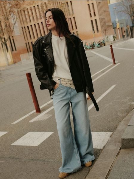 Jeansy wide leg z chustą - niebieski. Niebieskie jeansy damskie Reserved, bez wzorów, z bawełny. W wyprzedaży za 79.99 zł.