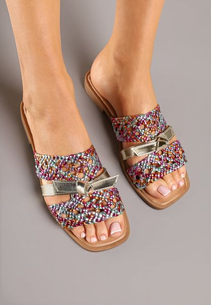 Czerwono-Złote Ażurowe Klapki z Ozdobną Aplikacją Korialina. Czerwone klapki damskie Born2be, z aplikacjami, z jeansu, eleganckie, bez obcasa, na płaskiej podeszwie, bez zapięcia. Za 99.99 zł.