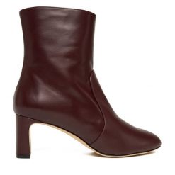 Botki Stuart Weitzman. Czerwone botki damskie Stuart Weitzman, bez wzorów, bez obcasa, na słupku, bez zapięcia. Za 1,749.00 zł.