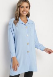 Jasnoniebieska Długa Koszula z Rozcięciami po Bokach i Naszytą Kieszonką Hypallia. Niebieskie koszule damskie Born2be, bez wzorów, z tkaniny, eleganckie, bez kołnierzyka, bez ramiączek. Za 54.99 zł.
