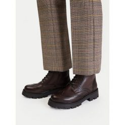 Trzewiki Lasocki. Brązowe botki damskie Lasocki, bez wzorów, bez obcasa, na płaskiej podeszwie, bez zapięcia. Za 279.99 zł.