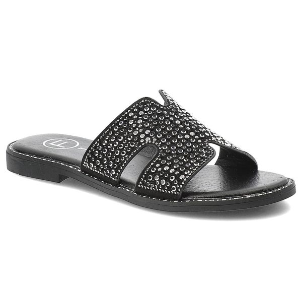 Czarne Klapki Filippo Modne Obuwie Damskie. Czarne klapki damskie Filippo, z aplikacjami, z materiału, eleganckie, bez obcasa, na płaskiej podeszwie, bez zapięcia. Za 109.00 zł.