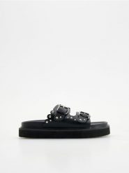 Klapki z okuciami - czarny. Czarne klapki damskie Reserved, bez wzorów, z materiału, bez obcasa, bez zapięcia. Za 159.99 zł.