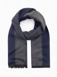 Elegancki męski szalik w geometryczne wzory – granatowo-szary V1. Niebieskie szaliki męskie Ombre Clothing, bez wzorów, z bawełny. Za 109.99 zł.