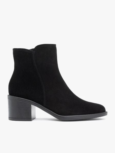 Czarne welurowe botki. Czarne botki damskie Ryłko, bez wzorów, ze skóry, eleganckie, z okrągłym noskiem, bez obcasa, na obcasie, bez zapięcia. Za 429.99 zł.
