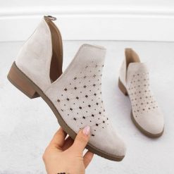 Botki damskie zamszowe ażurowe wsuwane beżowe M.Daszyński SA62-102. Brązowe botki damskie M.Daszyński, z aplikacjami, ze skóry ekologicznej, za kostkę, bez obcasa, bez zapięcia. Za 149.99 zł.