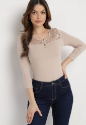 Beżowa Bawełniana Bluzka z Ozdobnymi Napami i Wstawką z Koronki Betolia. Brązowe bluzki damskie Born2be, uniwersalny, bez wzorów, z bawełny, eleganckie, bez kołnierzyka, bez ramiączek. Za 69.99 zł.