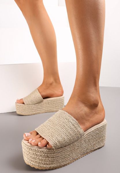 Beżowe Plecione Klapki na Platformie z Szerokim Paskiem Peonnit. Brązowe klapki damskie Renee, bez wzorów, bez obcasa, na koturnie, bez zapięcia. Za 44.99 zł.