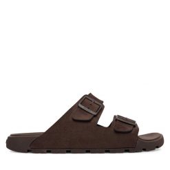 Klapki BOSS. Brązowe klapki męskie Boss, bez wzorów, bez zapięcia. Za 449.99 zł.