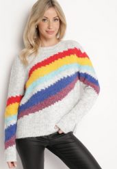 Jasnoszary Sweter z Poprzecznymi Paskami Rentina. Szare swetry nierozpinane damskie Born2be, uniwersalny, bez wzorów, z jeansu, klasyczne, bez kołnierzyka, bez ramiączek. Za 139.99 zł.