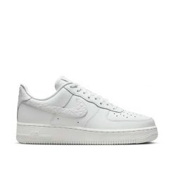 Buty Sportowe Damskie Nike W Air Force 1 '07 Lo. Białe obuwie sportowe damskie Nike, bez wzorów, bez zapięcia, do koszykówki, Nike Air Force. Za 470.80 zł.