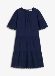 Sukienka z muślinu z ażurowym haftem. Niebieskie sukienki damskie bonprix, na lato, w ażurowe wzory, bez kołnierzyka, bez ramiączek. Za 169.99 zł.