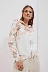 Bluza z kapturem i nadrukiem liści perłowa. Białe bluzy damskie MOODO, xs, bez wzorów, z bawełny, bez ramiączek, z kapturem. W wyprzedaży za 74.99 zł.