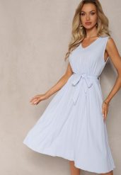 Jasnoniebieska Plisowana Sukienka Midi z Plisami na Dole i Paskiem w Talii Wrensilva. Niebieskie sukienki damskie Renee, l, bez wzorów, z materiału, eleganckie, bez kołnierzyka, bez ramiączek, midi, rozkloszowane. Za 39.99 zł.