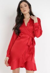 Czerwona Sukienka Lasthine. Czerwone sukienki damskie Born2be, m, bez wzorów, eleganckie, bez kołnierzyka, bez ramiączek, mini, kopertowe. Za 159.99 zł.