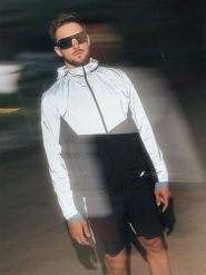 4F Kurtka do biegania odblaskowa męska - czarna S. Czarne kurtki męskie 4F, l, bez wzorów, z materiału, bez kaptura, do biegania. Za 349.99 zł.