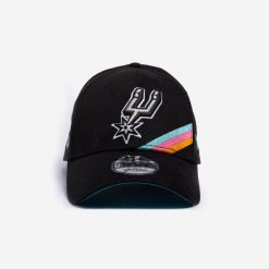 Czapka z daszkiem do koszykówki New Era NBA San Antonio Spurs. Czapki damskie New Era, z aplikacjami, z bawełny, eleganckie. Za 119.99 zł.