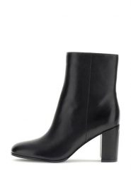 Guess Kozaki 184490 Czarny. Czarne kozaki damskie Guess, z aplikacjami, bez obcasa, na słupku, bez zapięcia. Za 544.99 zł.