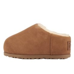 UGG Pumped Slide Chestnut. Brązowe śniegowce damskie UGG, bez zapięcia. Za 969.76 zł.