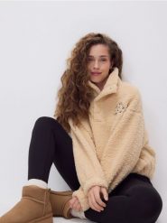 Bluza sherpa ze stójką - beżowy. Brązowe bluzy damskie Reserved, l, bez wzorów, bez ramiączek, bez kaptura. W wyprzedaży za 119.99 zł.