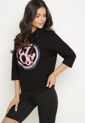 Czarna Bluza z Kapturem i Rękawami 3/4 Zdobiona Nadrukiem Saniriora. Czarne bluzy damskie Born2be, l, z aplikacjami, z jeansu, casualowe, bez ramiączek, z kapturem. Za 79.99 zł.