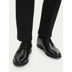 Półbuty Lasocki. Czarne buty wizytowe męskie Lasocki, bez wzorów, bez obcasa, bez zapięcia. Za 229.99 zł.